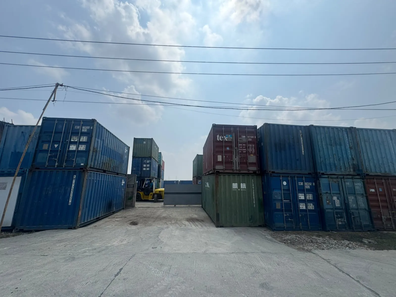 Deretan container cargo 20 feet