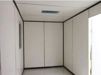 Interior container dengan dinding panel putih dan jendela