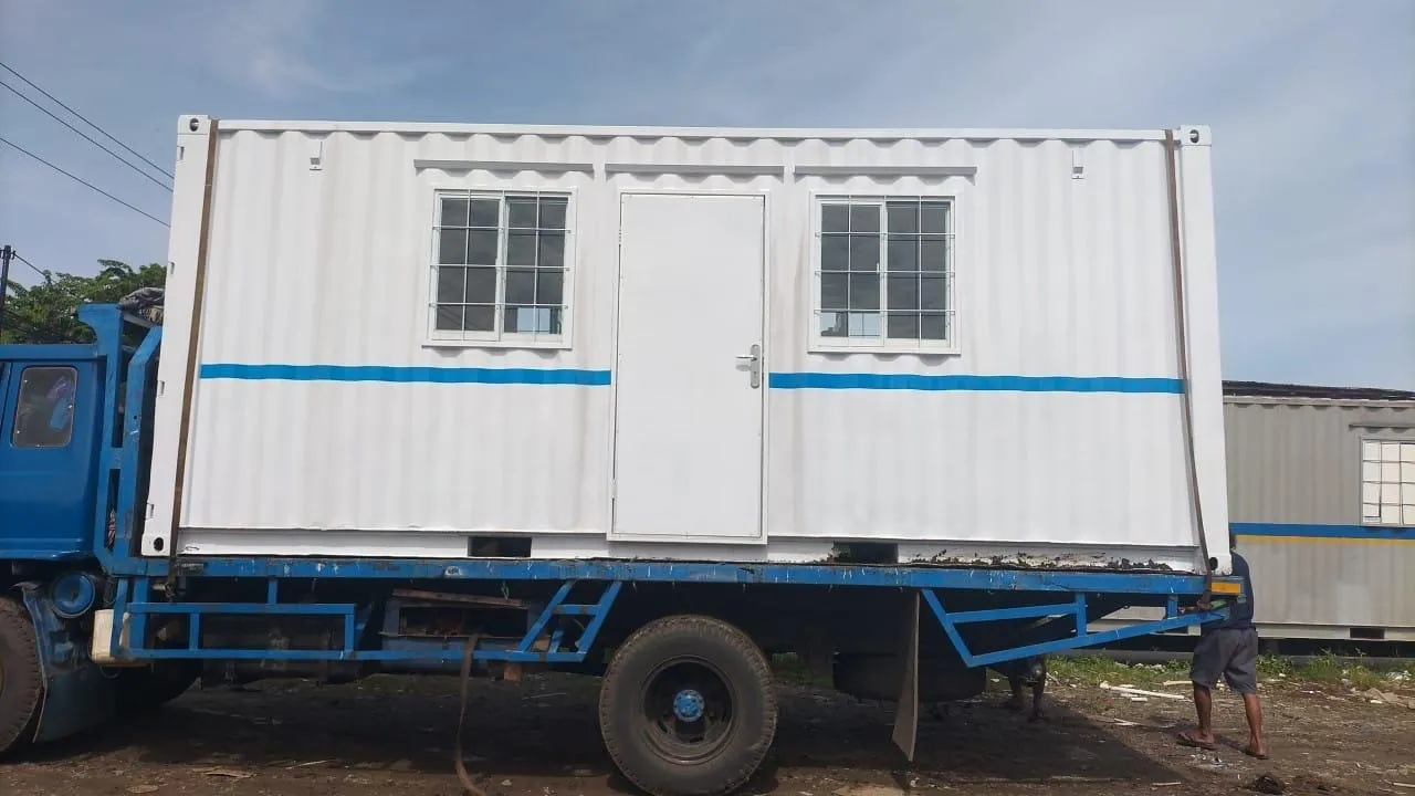 Mess container 20 feet di atas truk pengiriman