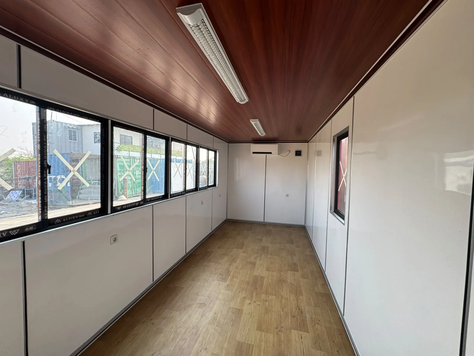 Interior office container 20 feet dengan plafon dan lantai motif kayu