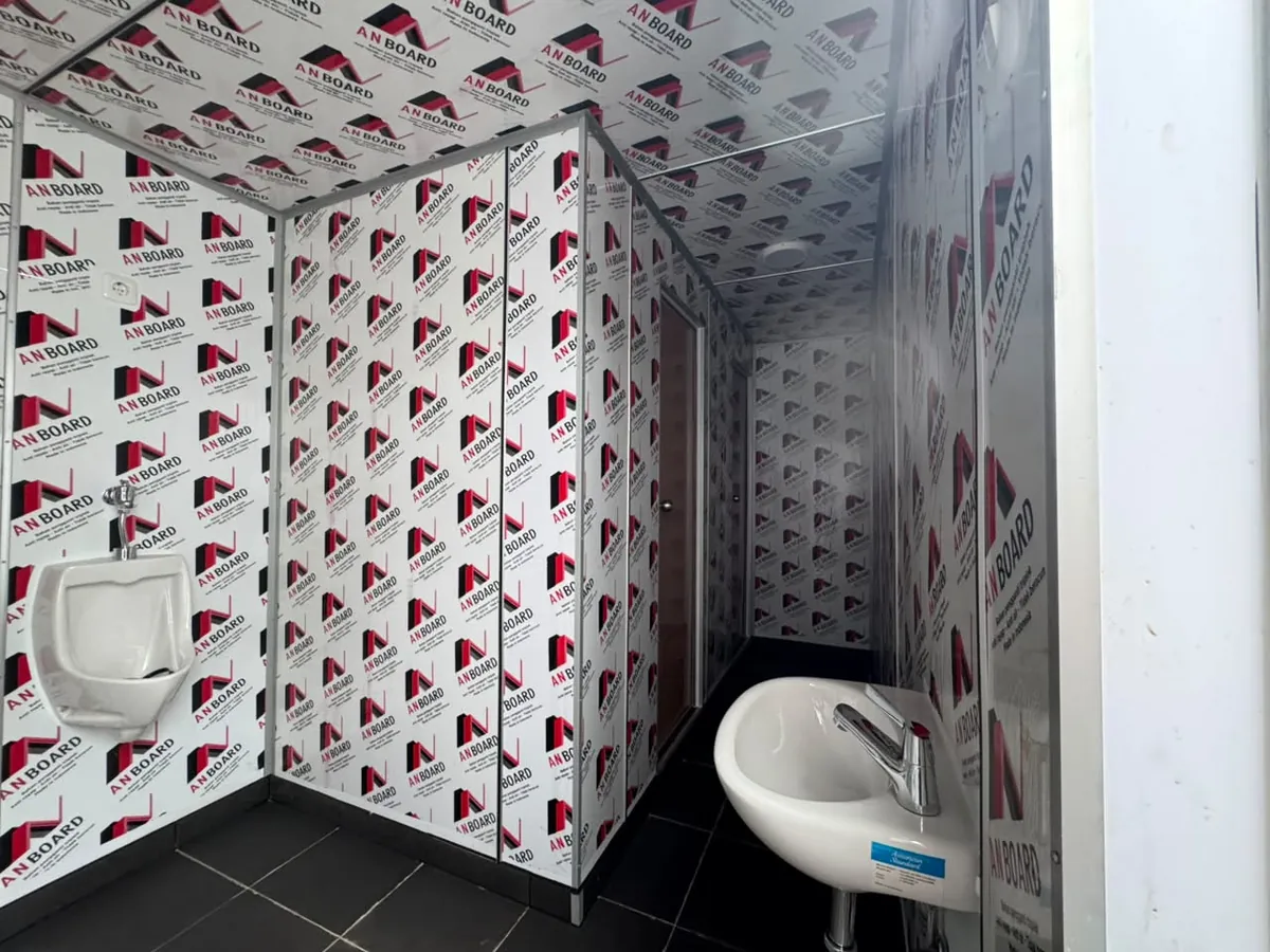 Interior toilet container dengan urinoir dan wastafel